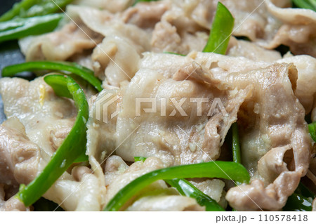 豚バラ肉とピーマンをフライパンで炒める調理シーン。 110578418