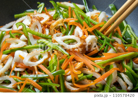 竹輪とピーマンとニンジンをフライパンで炒める、調理シーン。 110578420