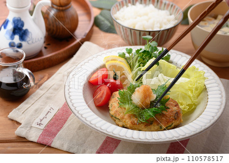 鶏ひき肉と大葉の和風おろしハンバーグ 鶏ひき肉と大葉の和風おろしハンバーグ 110578517