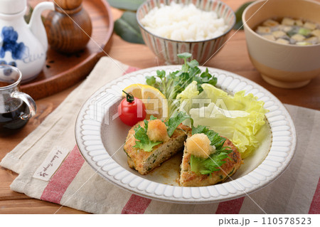 鶏ひき肉と大葉の和風おろしハンバーグ 鶏ひき肉と大葉の和風おろしハンバーグ 110578523