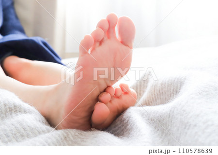 女性の足 フットケアイメージ 女性の足 フットケアイメージ 110578639