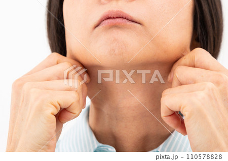 フェイスラインを気にするミドル女性 110578828