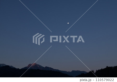 頂を赤く染める南アルプス甲斐駒ケ岳と西に傾いた月齢16.1の月 頂を赤く染める南アルプス甲斐駒ケ岳と西に傾いた月齢16.1の月 110579022
