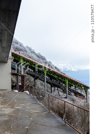 冬のケーブルカー乗り場 110579477