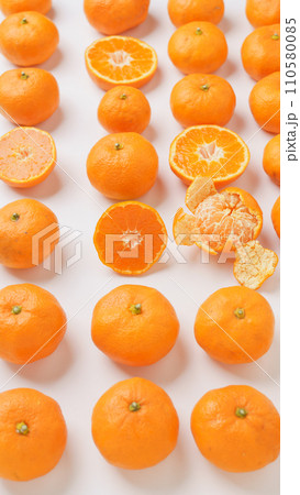 みかん(輪切り・丸ごと・皮を剥いた) みかん(輪切り・丸ごと・皮を剥いた) 110580085