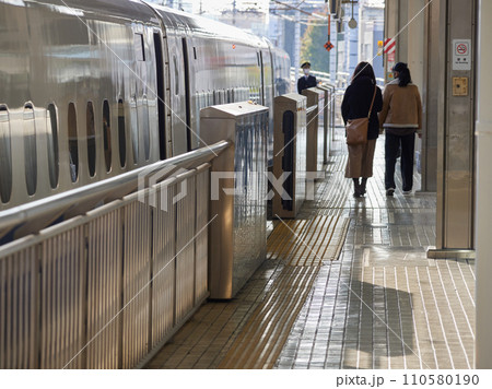 名古屋駅のホームで出発準備の新幹線の車両と乗客の姿 名古屋駅のホームで出発準備の新幹線の車両と乗客の姿 110580190