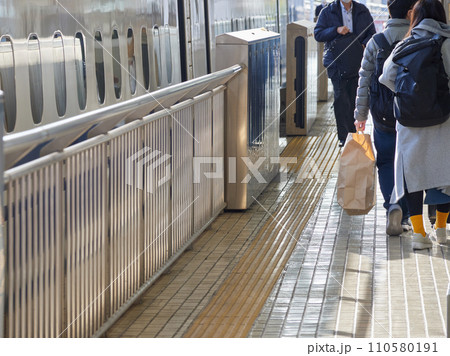 名古屋駅のホームで出発準備の新幹線の車両と乗客の姿 110580191