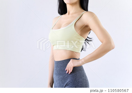 バストアップをイメージした女性のポートレート 110580567