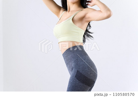 バストアップをイメージした女性のポートレート 110580570