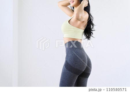 ヒップアップをイメージした女性のポートレート 110580571