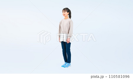 女の子の全身写真 110581096