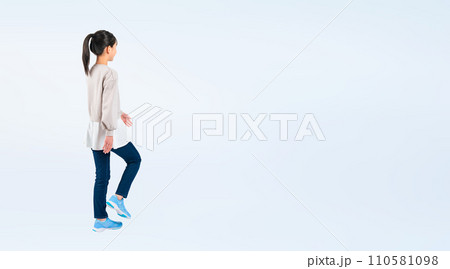 歩く女の子の後ろ姿 110581098