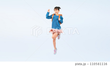 ランドセルを背負ってジャンプする女子小学生 ランドセルを背負ってジャンプする女子小学生 110581116