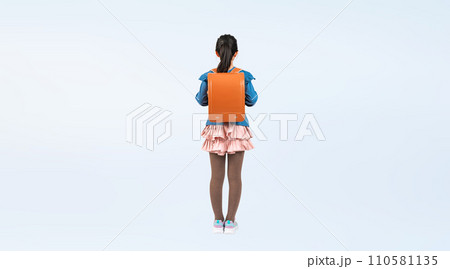 ランドセルを背負う女子小学生の後ろ姿 ランドセルを背負う女子小学生の後ろ姿 110581135
