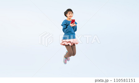 スマホを持ってジャンプする女の子 110581151