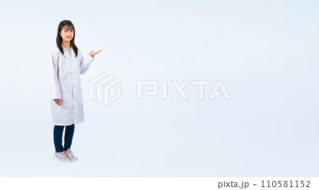案内する白衣を着た女の子 110581152