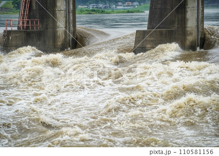 大雨による河川の増水 110581156