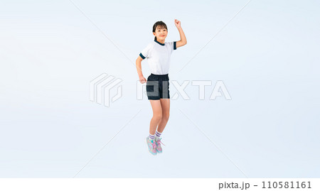 ジャンプする体操服を着た女の子 ジャンプする体操服を着た女の子 110581161