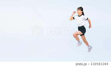 ジャンプする体操服を着た女の子 110581164