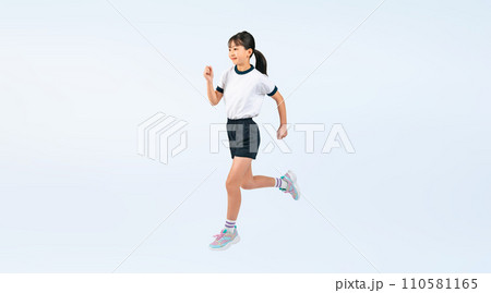 走る体操服を着た女の子 110581165