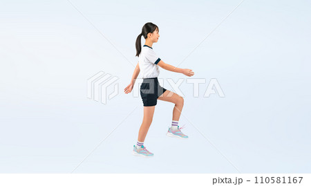 歩く体操服を着た女の子 110581167