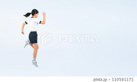 ジャンプする体操服を着た女の子の後ろ姿 110581171