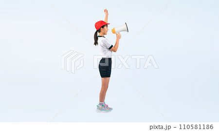 拡声器で応援する体操服を着た女の子 110581186
