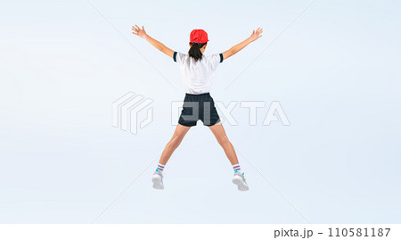 ジャンプする体操服を着た女の子の後ろ姿 ジャンプする体操服を着た女の子の後ろ姿 110581187
