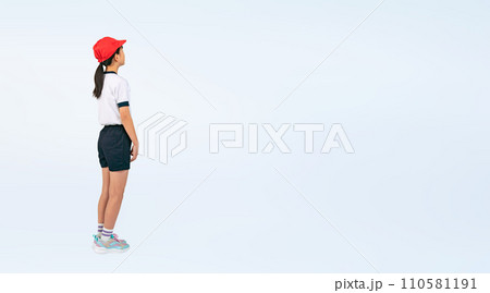 体操服を着た女の子の後ろ姿 110581191