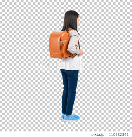 背著書包站著的女小學生的後視圖 透明背景照片 PNG 手工精確剪裁 110582341