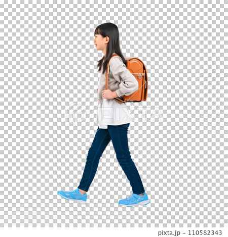 一名女小學生背著書包走路-透明背景照片PNG手工精準剪裁 110582343