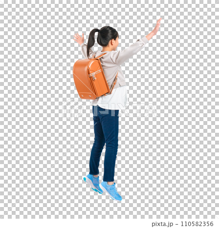 一名女小學生背著書包跳躍的後視圖-透明背景照片PNG手工精確剪裁 110582356