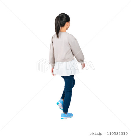歩く女の子の後ろ姿　手作業で精密に切り抜いた背景透過写真PNG 110582359