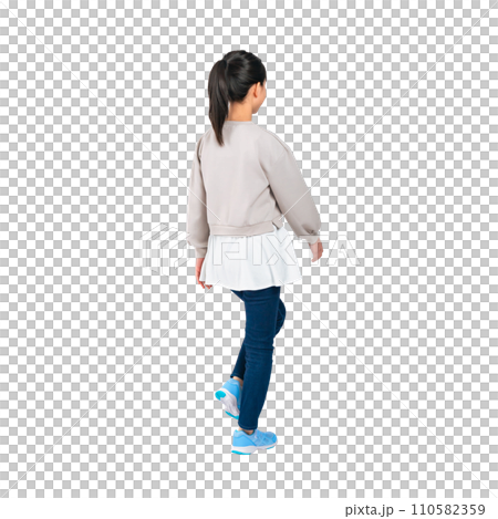 歩く女の子の後ろ姿　手作業で精密に切り抜いた背景透過写真PNG 110582359