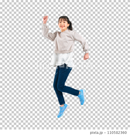 ジャンプする女の子の全身写真　手作業で精密に切り抜いた背景透過写真PNG 110582360