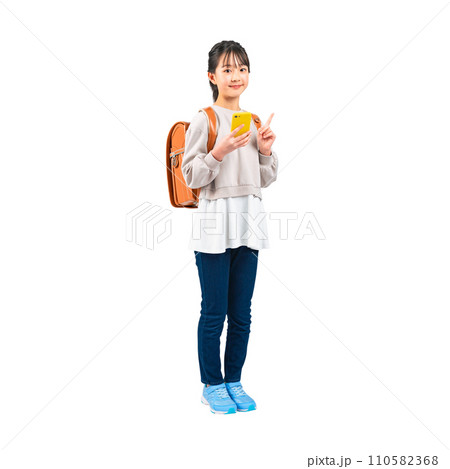 スマホを持つ女子小学生　手作業で精密に切り抜いた背景透過写真PNG 110582368