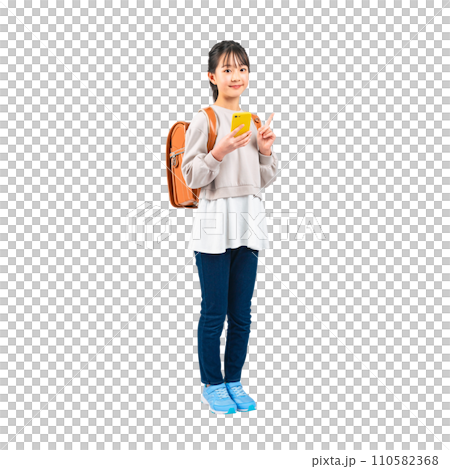 スマホを持つ女子小学生　手作業で精密に切り抜いた背景透過写真PNG 110582368