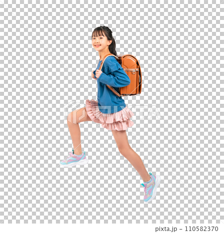 背著書包跳躍的小學生-透明背景照片PNG手工精準剪裁 背著書包跳躍的小學生-透明背景照片PNG手工精準剪裁 110582370