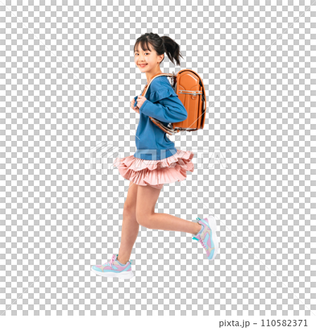 背著書包跳躍的小學生-透明背景照片PNG手工精準剪裁 背著書包跳躍的小學生-透明背景照片PNG手工精準剪裁 110582371