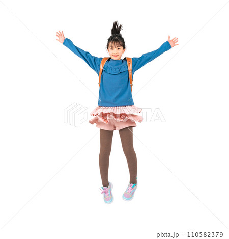 ランドセルを背負ってジャンプする女子小学生　手作業で精密に切り抜いた背景透過写真PNG 110582379