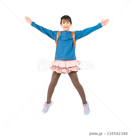 ランドセルを背負ってジャンプする女子小学生　手作業で精密に切り抜いた背景透過写真PNG 110582380