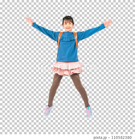 ランドセルを背負ってジャンプする女子小学生　手作業で精密に切り抜いた背景透過写真PNG 110582380