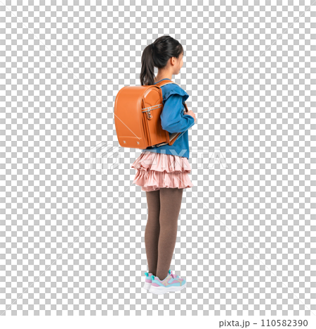 Back view of a female elementary school student carrying a school bag - Transparent background photo PNG precisely cut out by hand 110582390