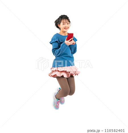 スマホを持ってジャンプする女の子　手作業で精密に切り抜いた背景透過写真PNG 110582401