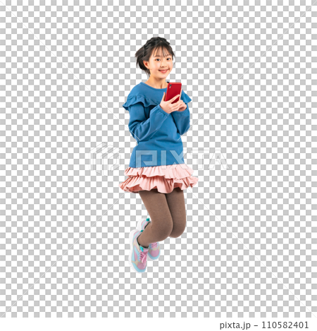 スマホを持ってジャンプする女の子　手作業で精密に切り抜いた背景透過写真PNG 110582401