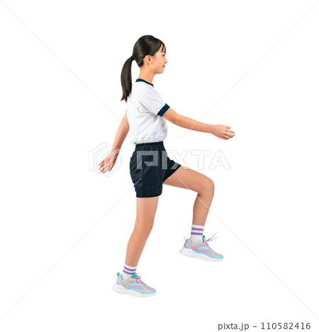 歩く体操服を着た女の子 手作業で精密に切り抜いた背景透過写真PNG 歩く体操服を着た女の子 手作業で精密に切り抜いた背景透過写真PNG 110582416