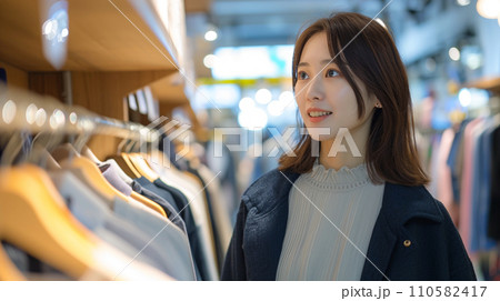 買い物を楽しむ女性 洋服 (AI生成) 買い物を楽しむ女性 洋服 (AI生成) 110582417