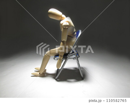 うなだれるデッサン人形 110582765