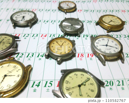 カレンダーと沢山の時 110582767