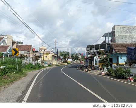 Street on the edge of town 110582919